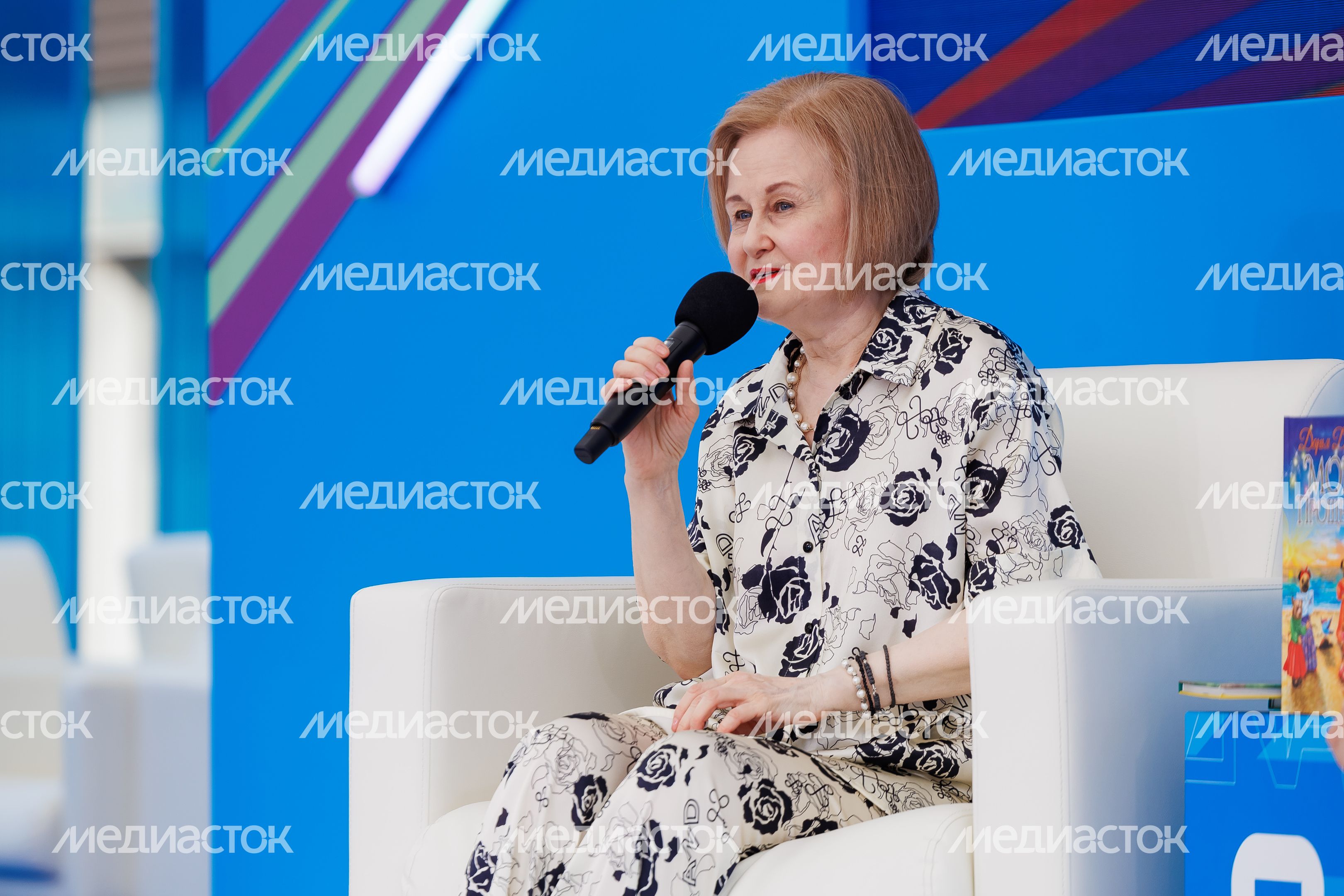 Дарья Донцова на VK Fest -2024 в московских "Лужниках" Дарья Донцова на VK Fest -2024 в московских "Лужниках"