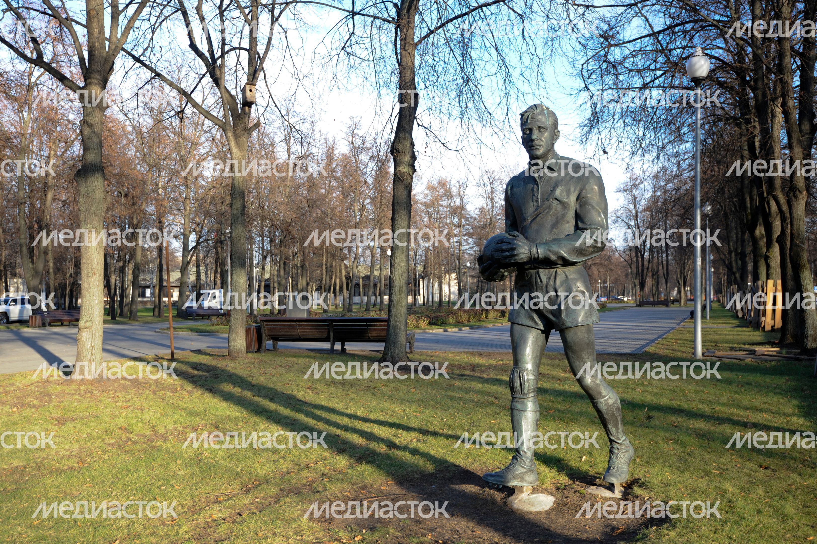 Памятник футболисту Льву Яшину в Москве Памятник футболисту Льву Яшину в Москве