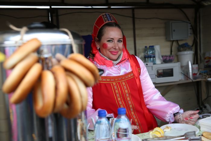Масленичные гуляния в парке Горького в Москве