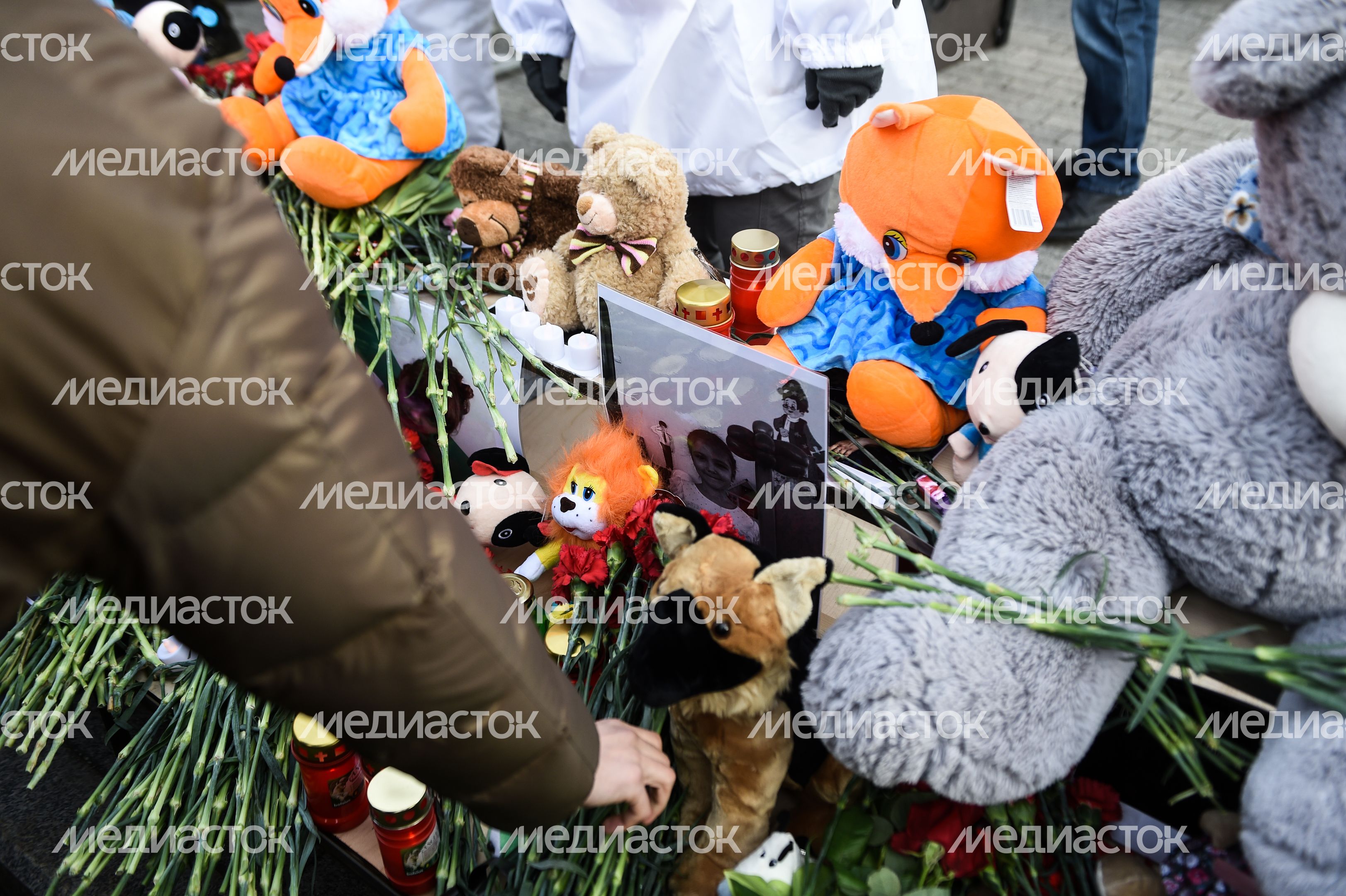 Акция в память о погибших в Кемерове на Манежной площади в Москве