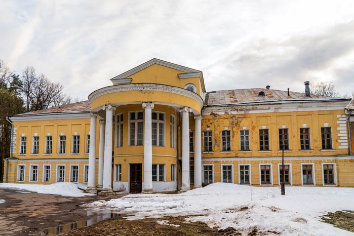 Главный дом усадьбы Суханово Ленинского округа весной