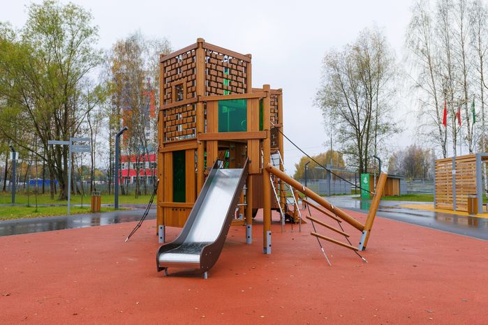 Детская площадка в городском парке культуры и отдыха г. Ивантеевка осенью