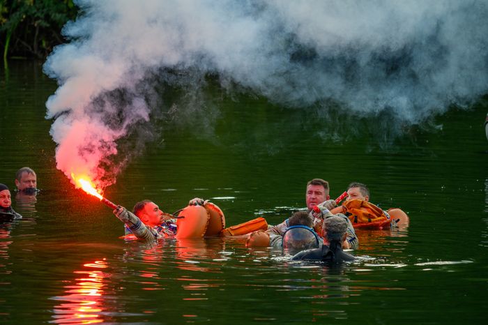 Тренировка космонавтов по действиям после посадки на водную поверхность в Ногинском спасательном центре МЧС России