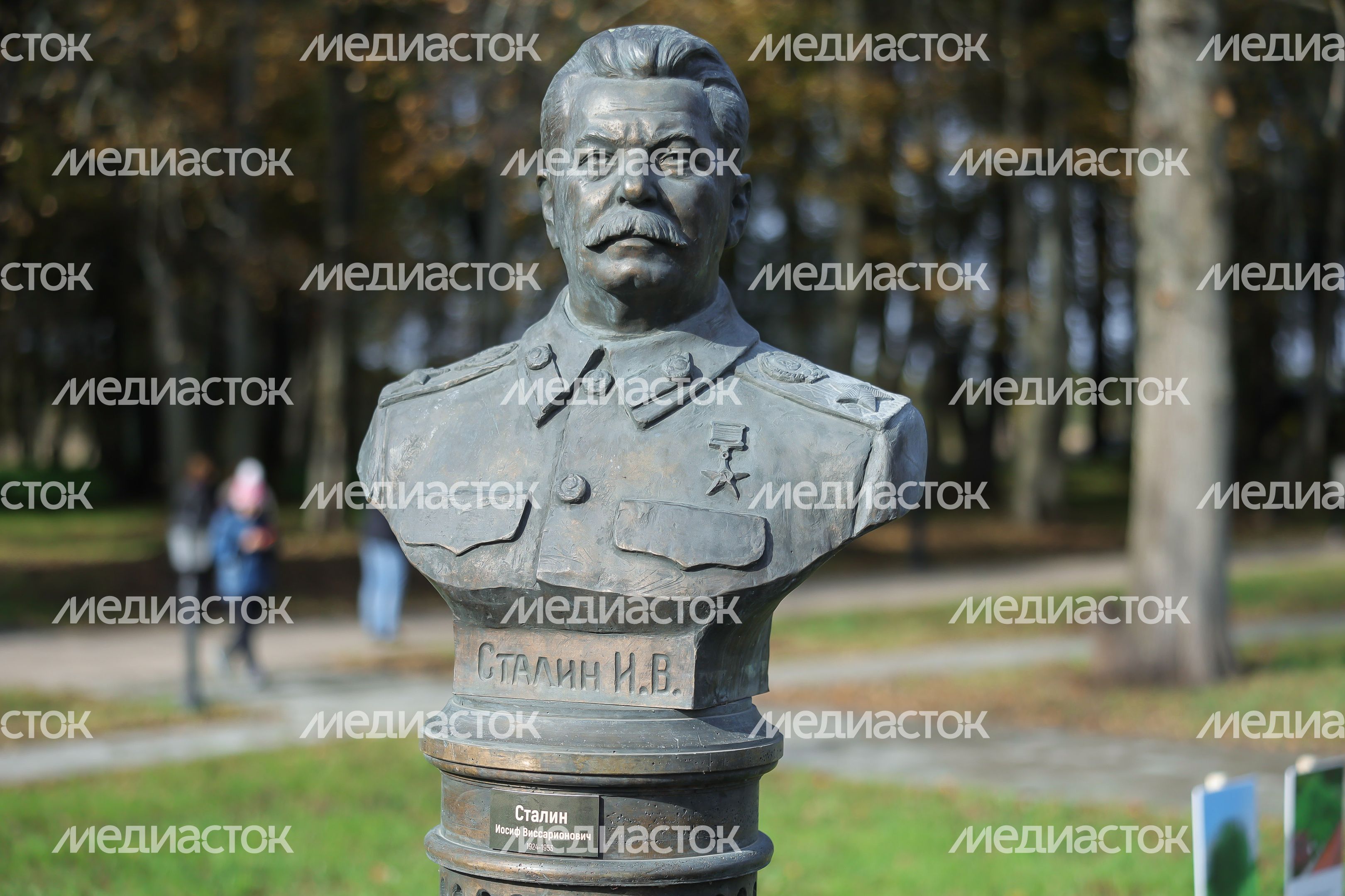 Бюст Сталина в Аллее правителей в усадьбе Татищева под Солнечногорском