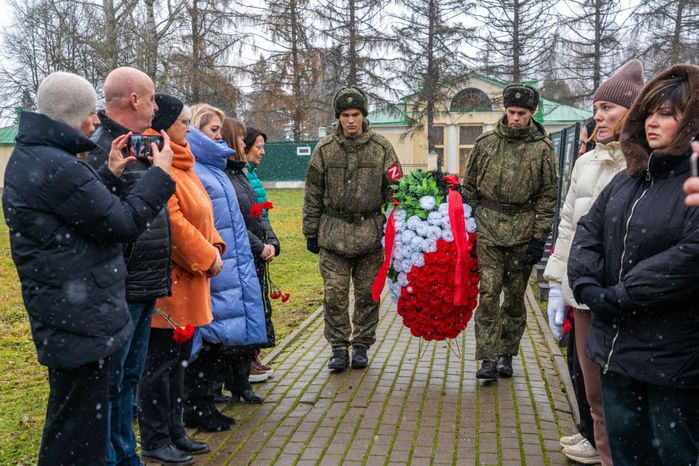 Возложение цветов к могиле Неизвестного солдата на Бородинском поле