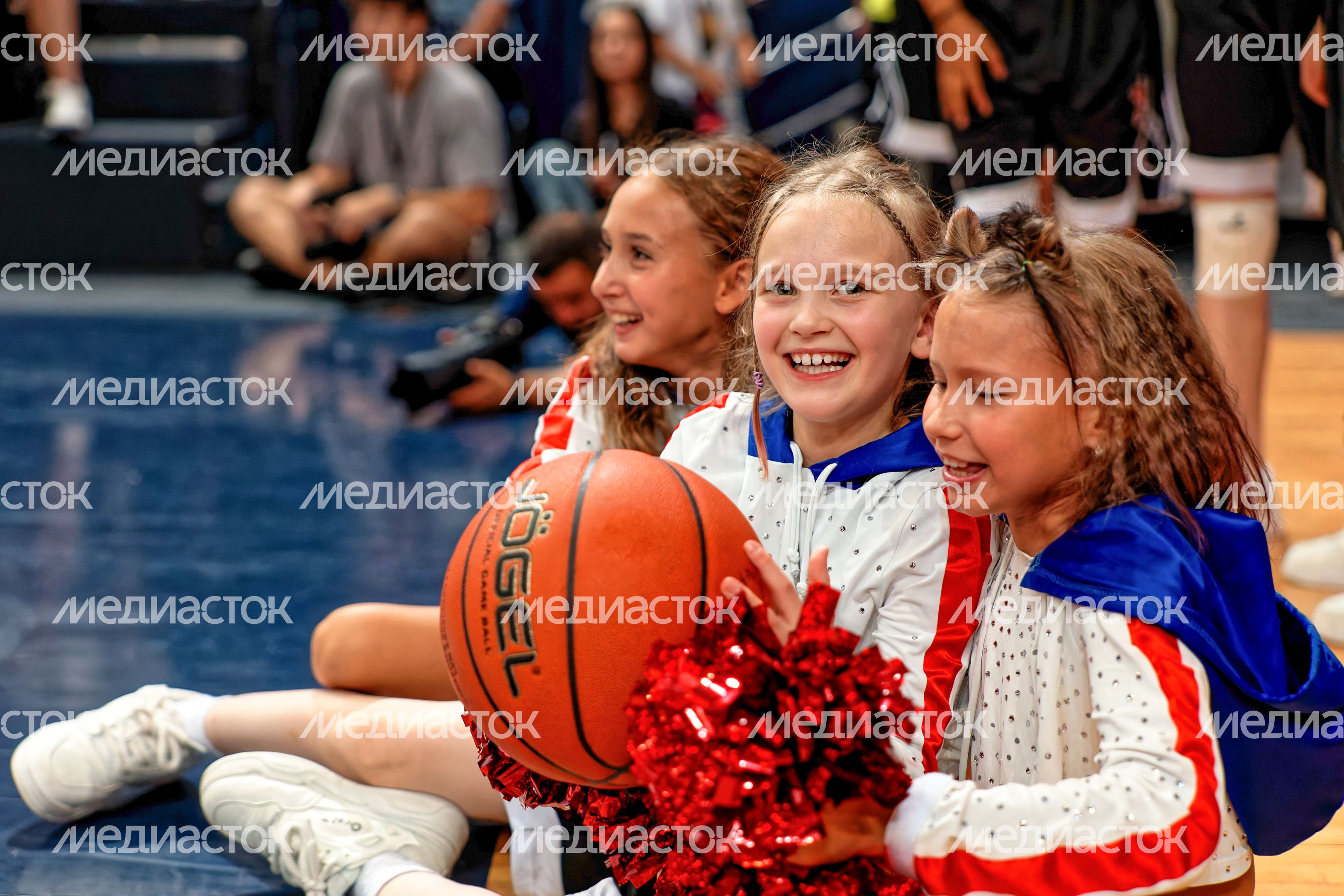 Юные болельщицы сборной России по баскетболу в товарищеском матче с командой Ирана