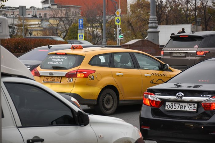 Повседневная жизнь города в Москве осенью