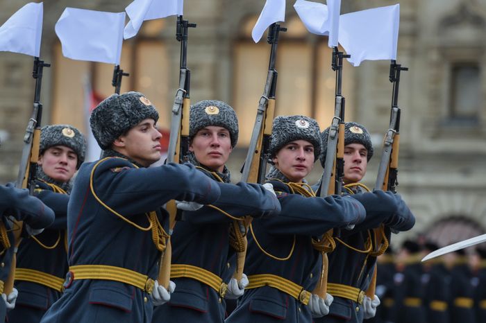 Торжественный марш в честь парада 1941 года на Красной площади в Москве