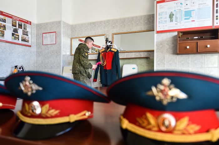 Подготовка военнослужащих отдельного комендантского Преображенского полка к военному параду на Красной площади