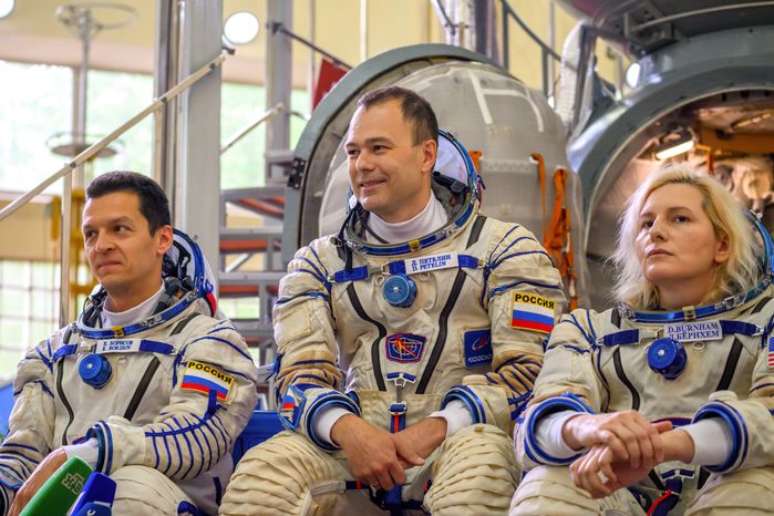 Дублирующий экипаж космонавтов МКС-75 К. Борисов, Д. Петелин, Д. Бернхем на комплексной тренировке в Звездном городке