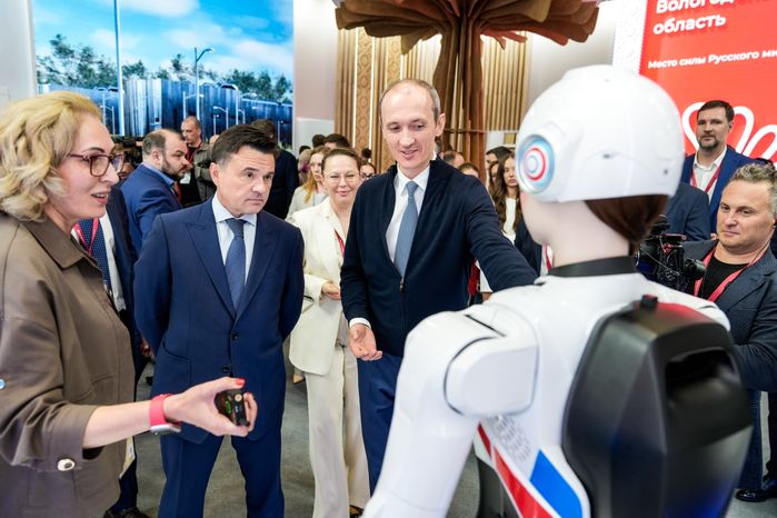 Дмитрий Григоренко осмотрел подмосковный стенд на ПМЭФ-2025