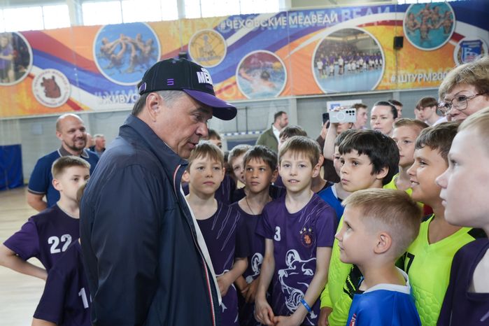 Андрей Воробьев вручил награды тренерам училища олимпийского резерва в Чехове