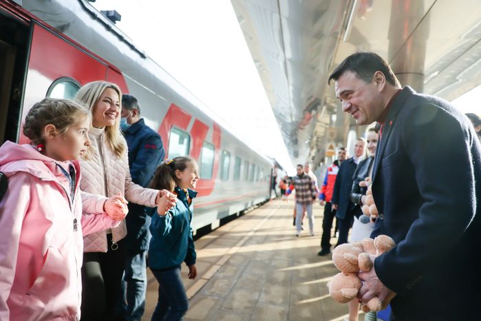 Встреча губернатором Подмосковья детей-сирот из ДНР