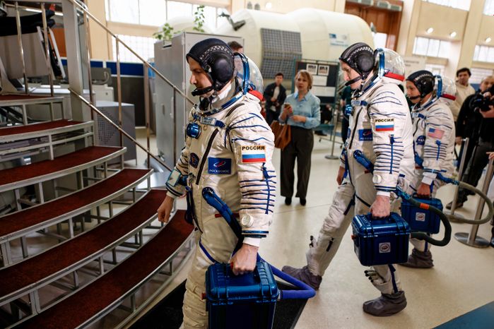 Экипаж космонавтов МКС-73 на комплексной тренировке в Звездном городке