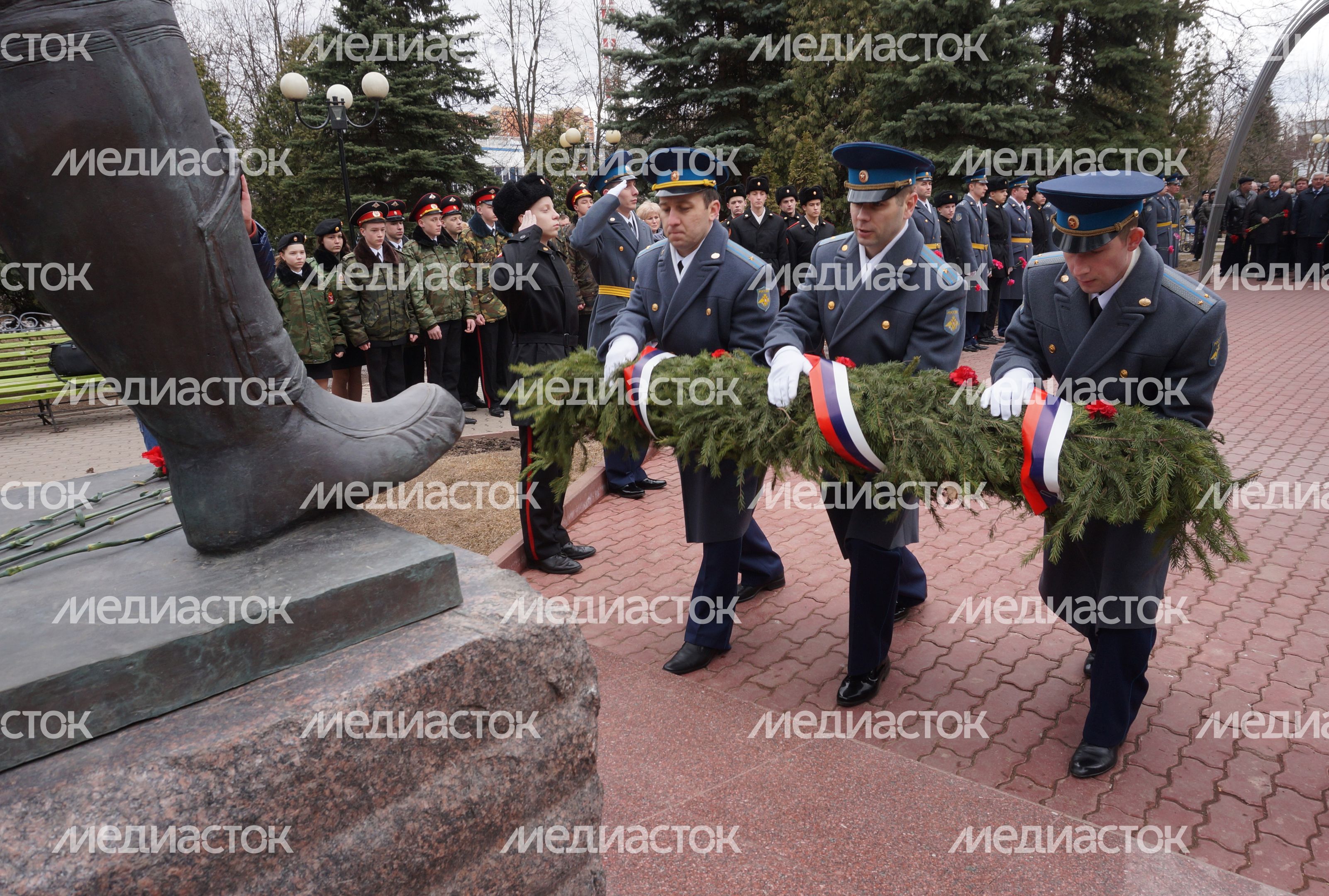 Возложение цветов к памятнику Ю. Гагарину в Краснознаменске