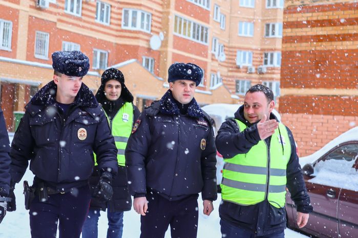 Народные дружинники и сотрудники полиции проводят обход территории