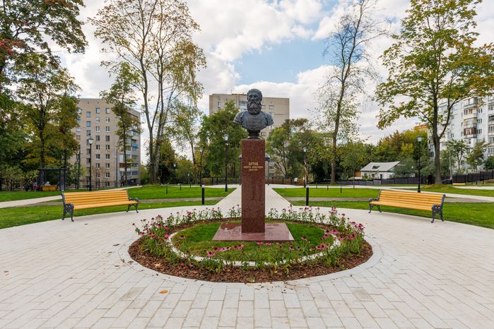 Бюст первому учителю Петра I Никите Моисеевичу Зотову в сквере усадьбы Лыткарино