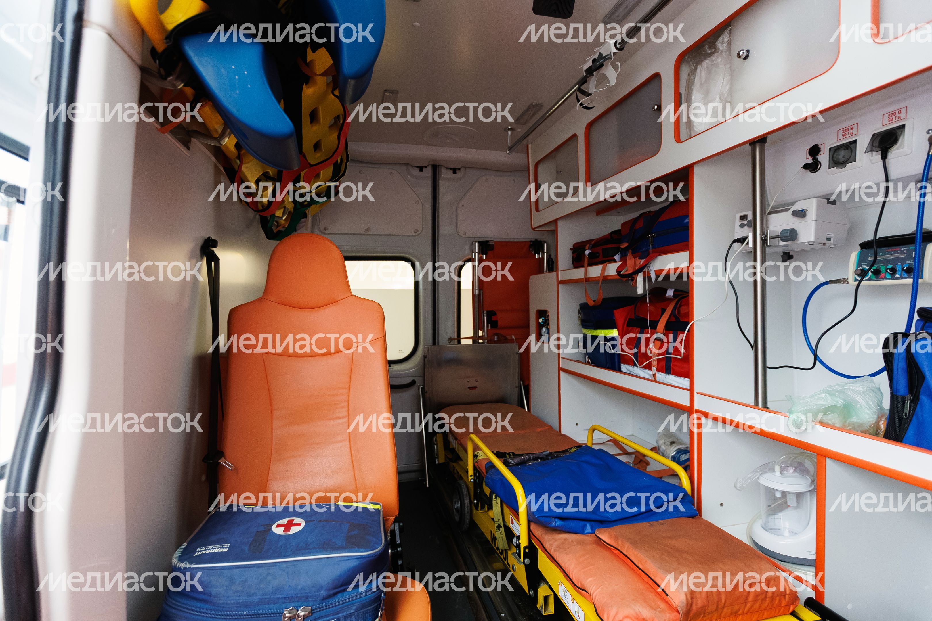 Автомобиль скорой помощи готов к выехать к пациентам Автомобиль скорой помощи готов к выехать к пациентам