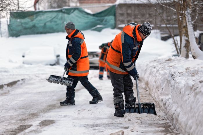 Уборка снега в поселке Большие Вяземы Одинцовского округа
