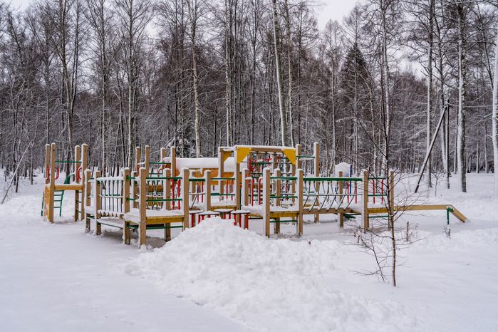 Детская площадка в Высоковском городском парке культуры и отдыха «Березовый» в округе Клин зимой