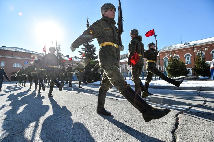 Подготовка военнослужащих отдельного комендантского Преображенского полка к военному параду на Красной площади