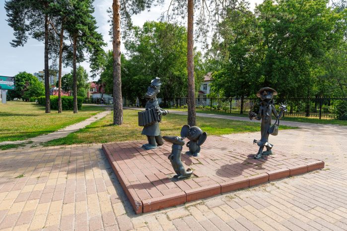 Жанровая скульптура «Крокодил Гена, Чебурашка и Шапокляк» на улице Михалевича в Раменском