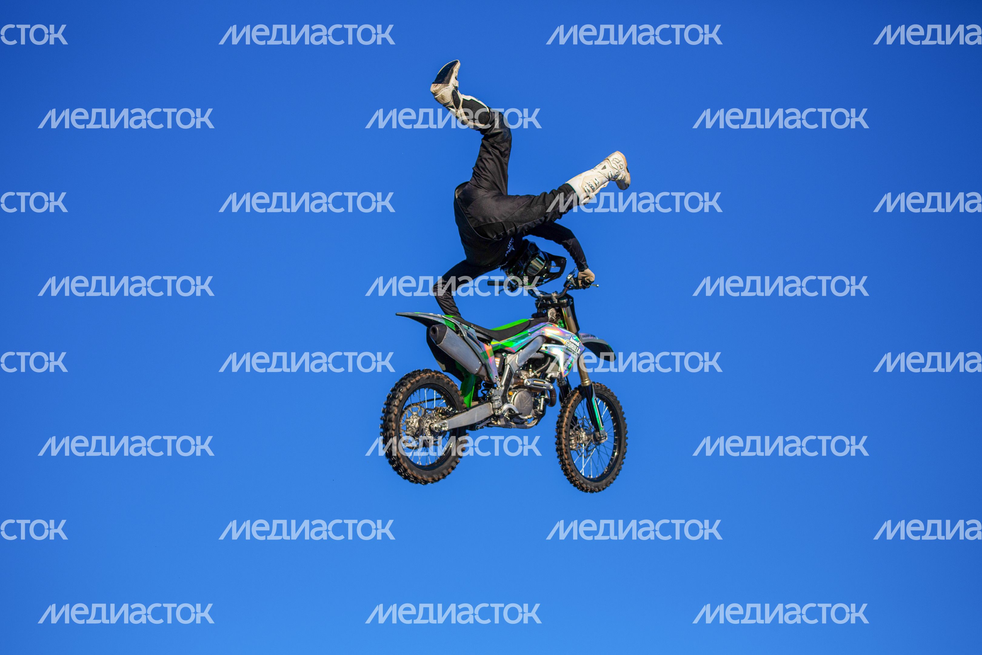 Зимний фристайл-мотокросс от команды FMX13 в Одинцово