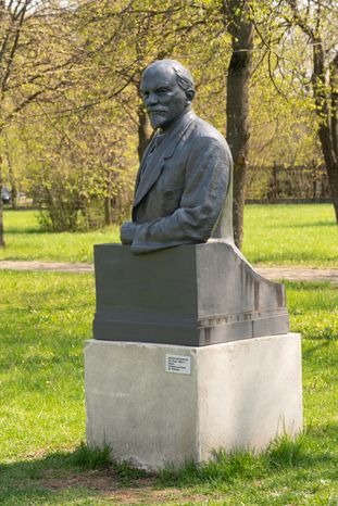 Бюсты Ленина и других коммунистов 