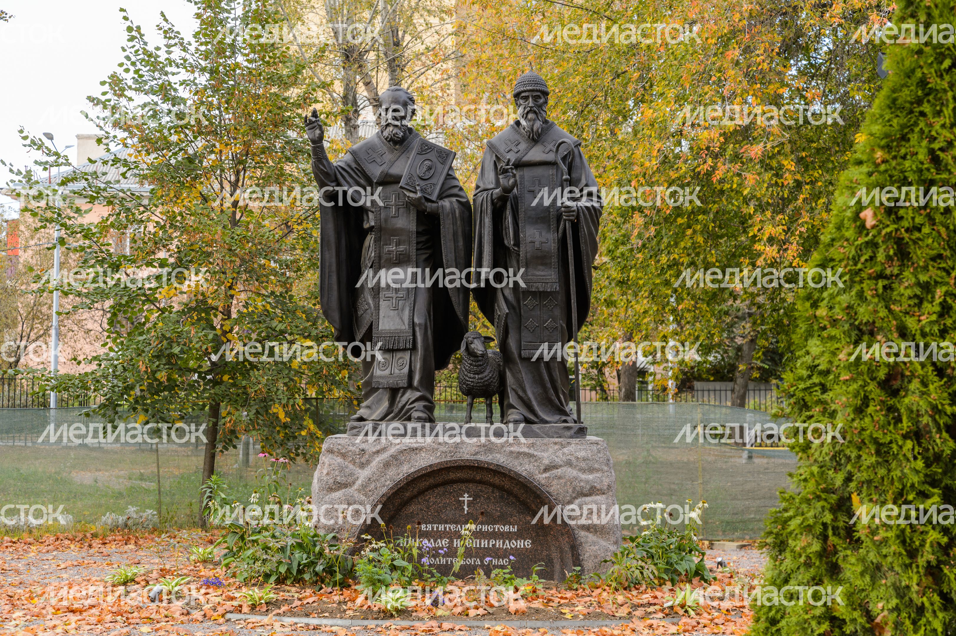 Котельники. Памятник святителям Спиридону Тримифунтскому и Николаю Чудотворцу Котельники. Памятник святителям Спиридону Тримифунтскому и Николаю Чудотворцу