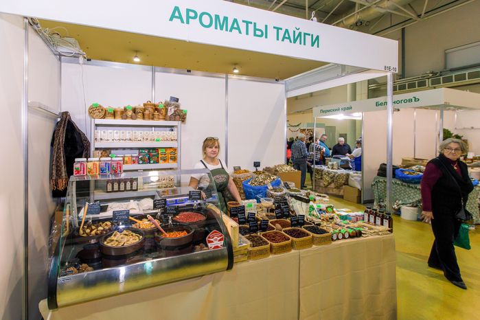Торговля традиционными русскими продуктами на выставке «Ладья. Зимняя сказка 2024»