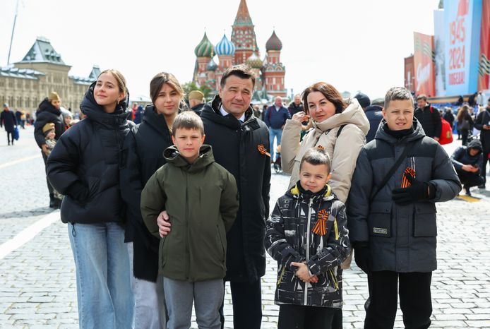 Андрей Воробьев вместе со своими детьми и семьей Героя России посетил Парад Победы