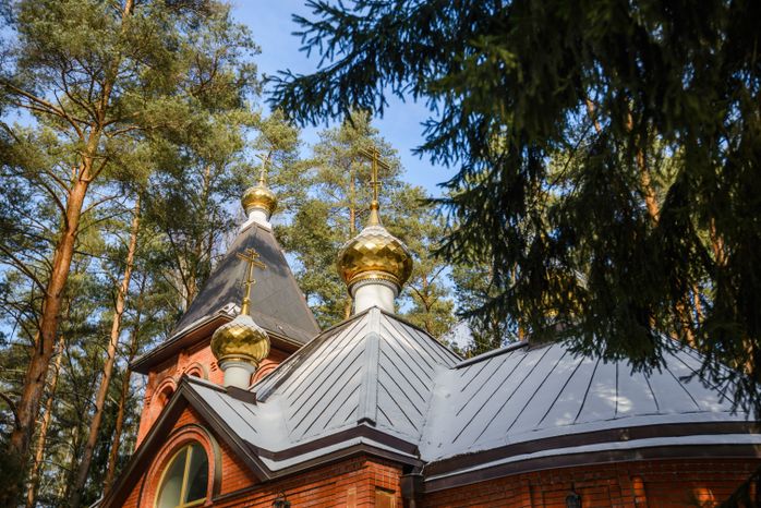 Храм святых благоверных князя Петра и княгини Февронии Муромских в парке культуры и отдыха «Елочки» в Домодедово