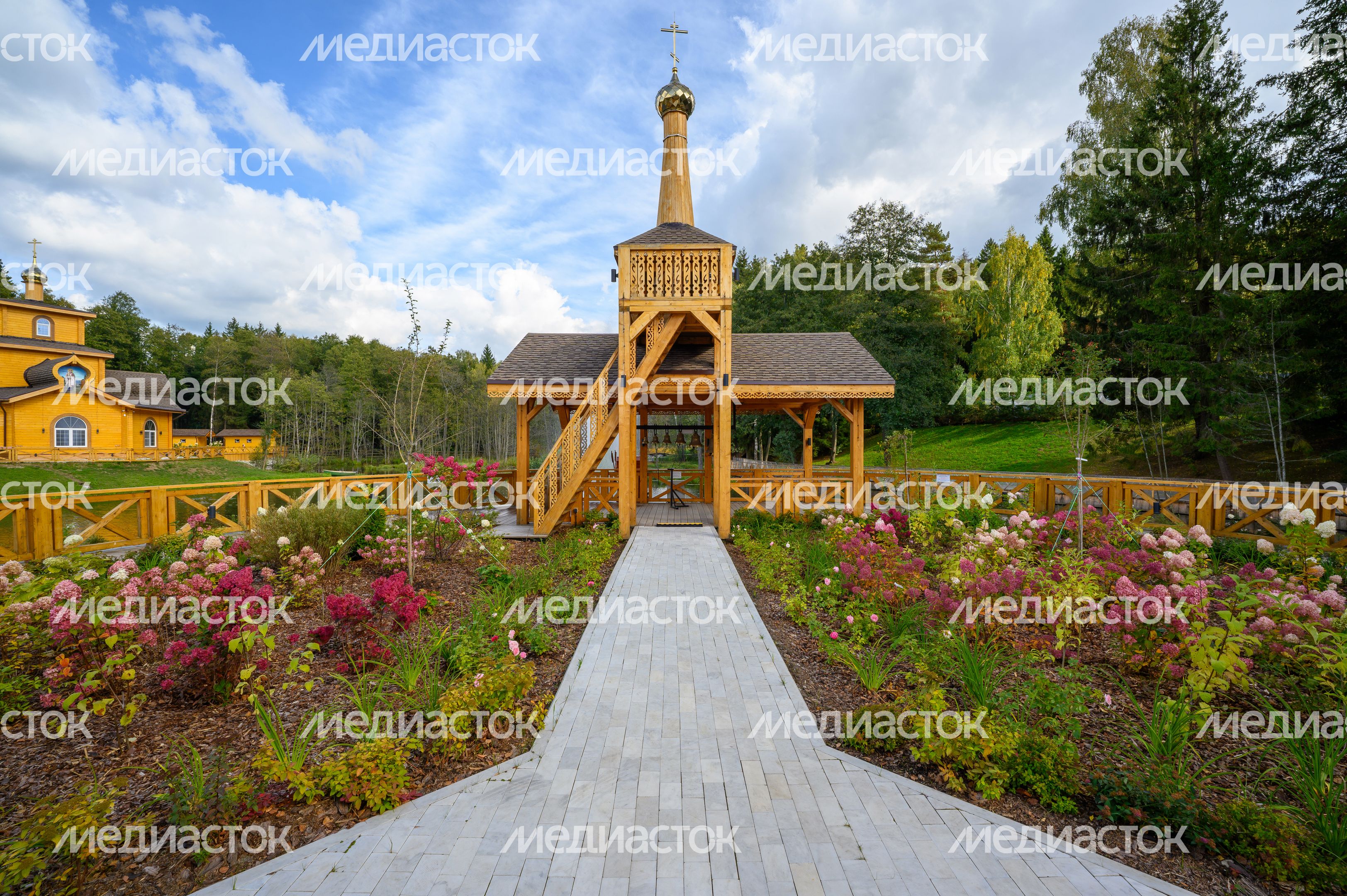 Храм иконы Божьей Матери «Умягчение злых сердец» в парк «Сераксеево» округа Серпухов осенью Храм иконы Божьей Матери «Умягчение злых сердец» в парк «Сераксеево» округа Серпухов осенью
