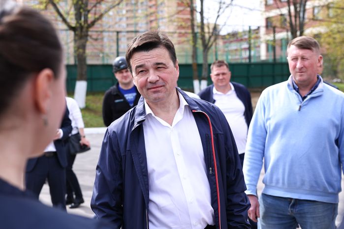 Андрей Воробьев проверил ход ремонта бассейна в поселке Селятино