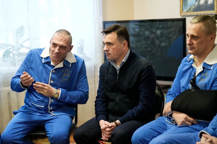 Андрей Воробьев навестил бойцов в военном госпитале под Солнечногорском