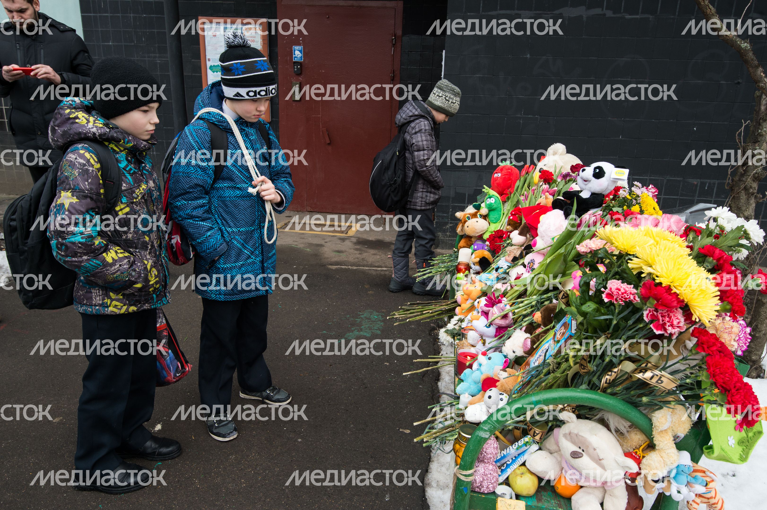 Мемориал из цветов и игрушек в честь погибшей девочки в Москве