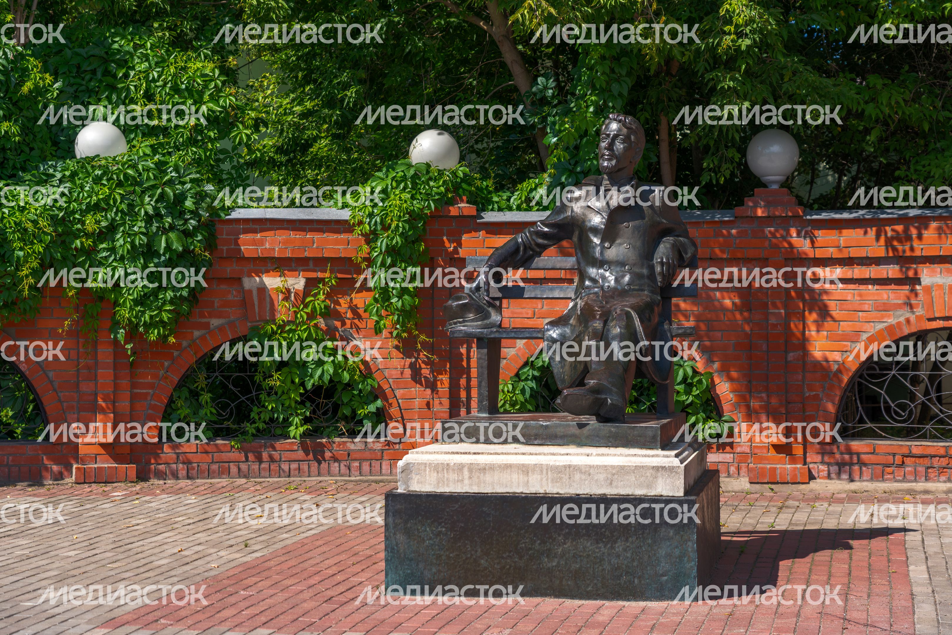 Памятник писателю Антону Павловичу Чехову в Серпухове Памятник писателю Антону Павловичу Чехову в Серпухове