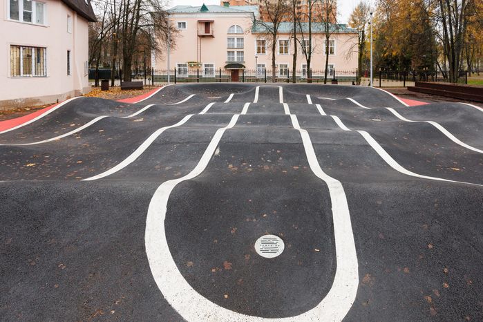 Скейтплощадка в Центральном парке культуры и отдыха города Пушкино осенью