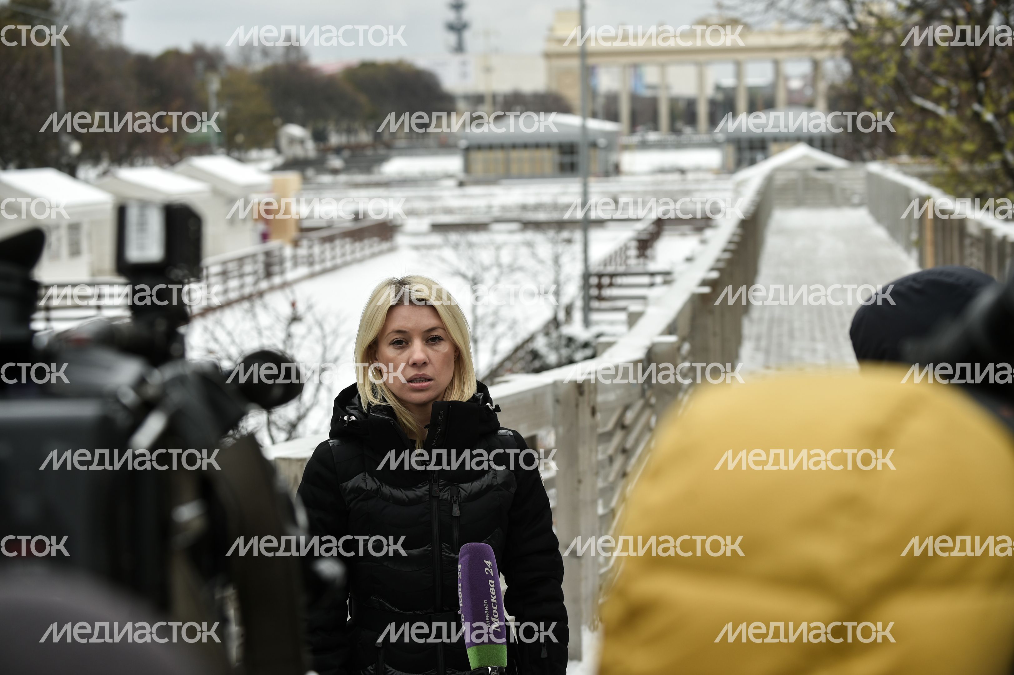 Подготовка катка в парке Горького