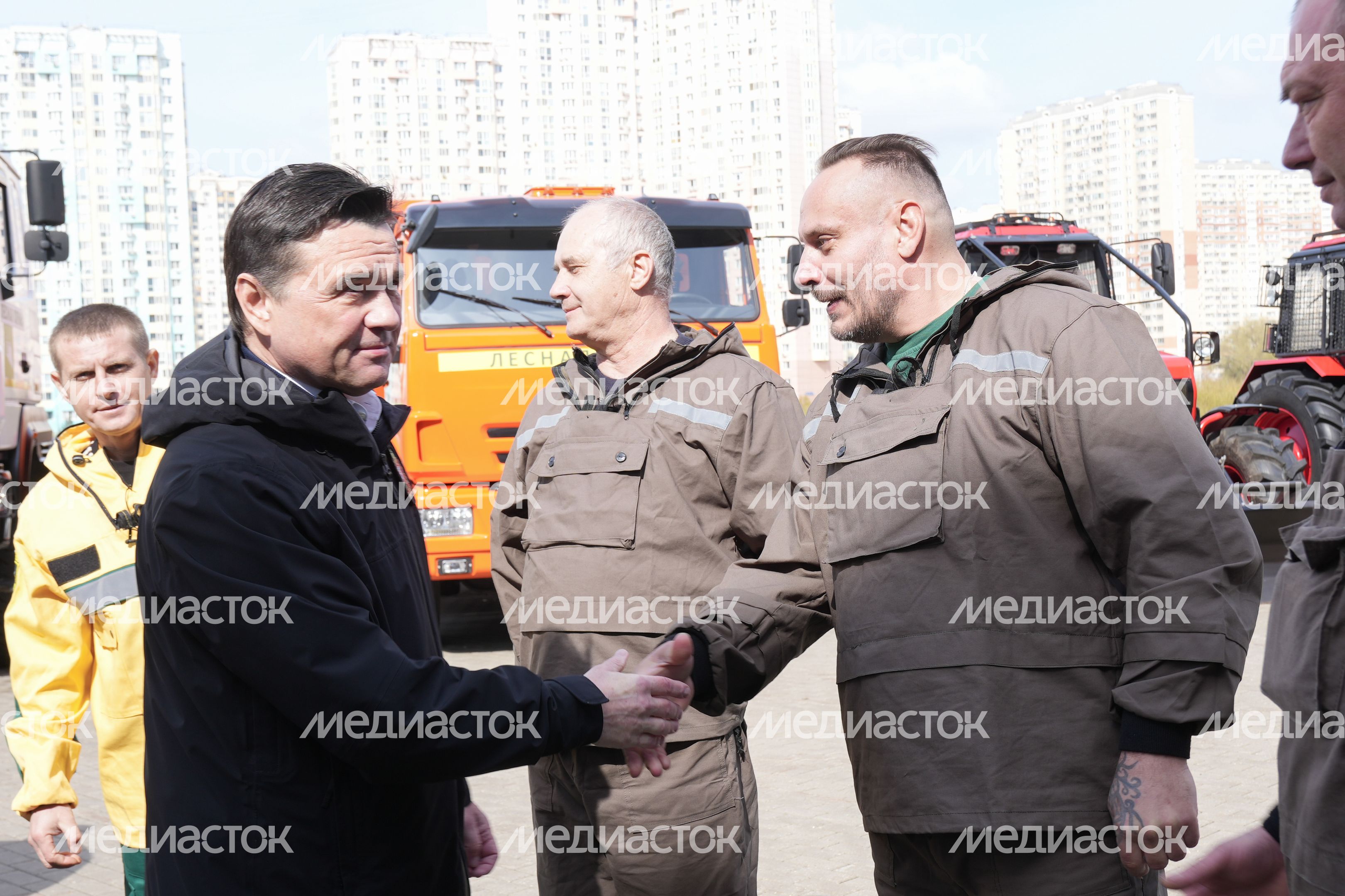Андрей Воробьев и глава Рослесхоза передали в подмосковные лесничества новую спецтехнику Андрей Воробьев и глава Рослесхоза передали в подмосковные лесничества новую спецтехнику