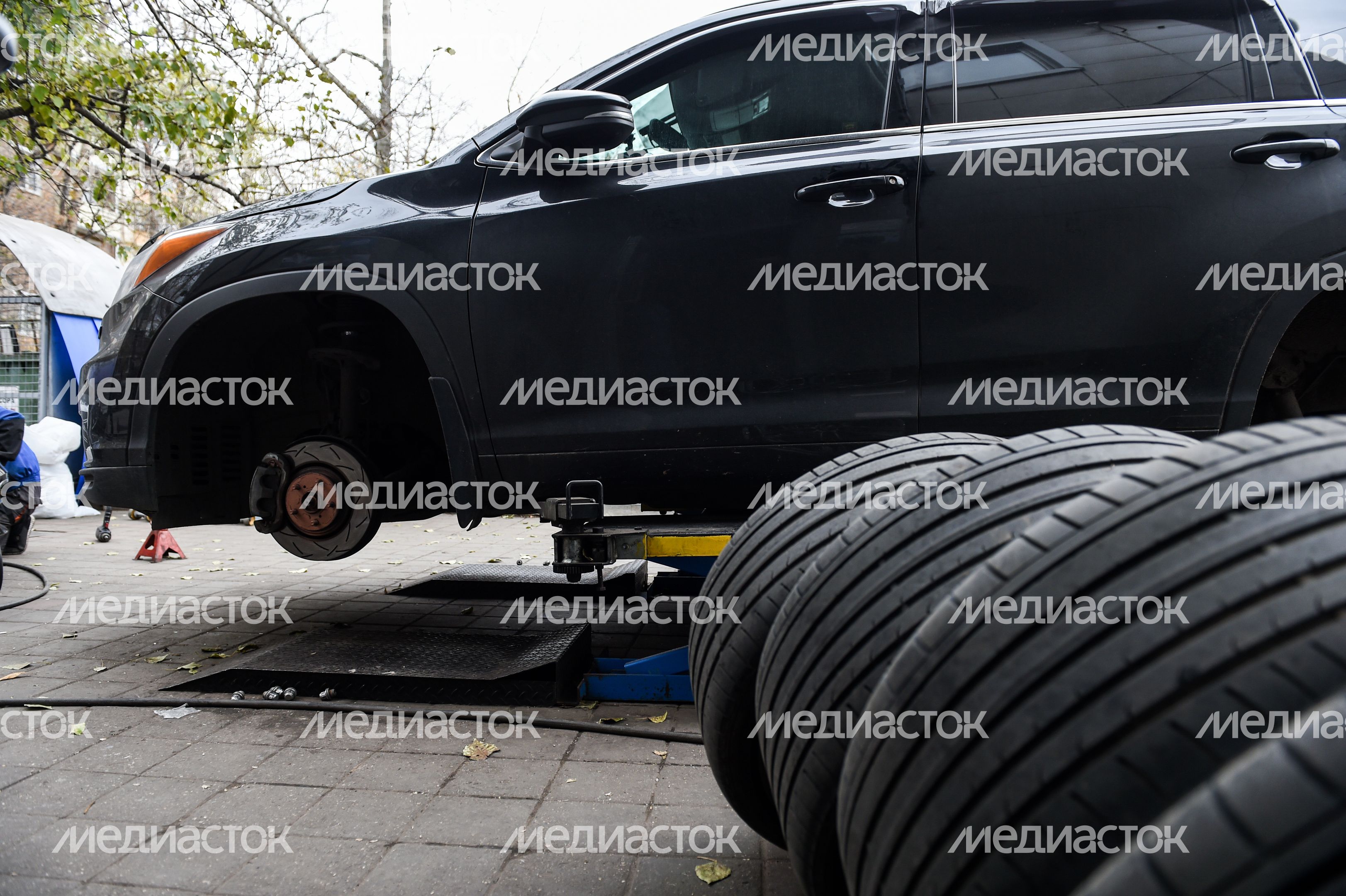 Работа шиномонтажной мастерской перед началом зимнего сезона