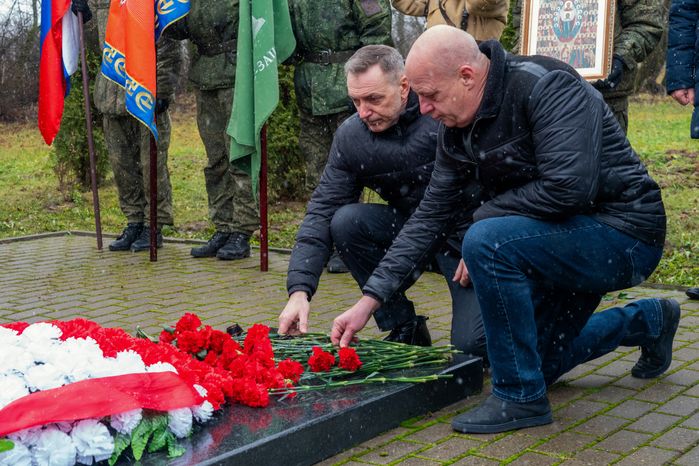 Возложение цветов к могиле Неизвестного солдата на Бородинском поле