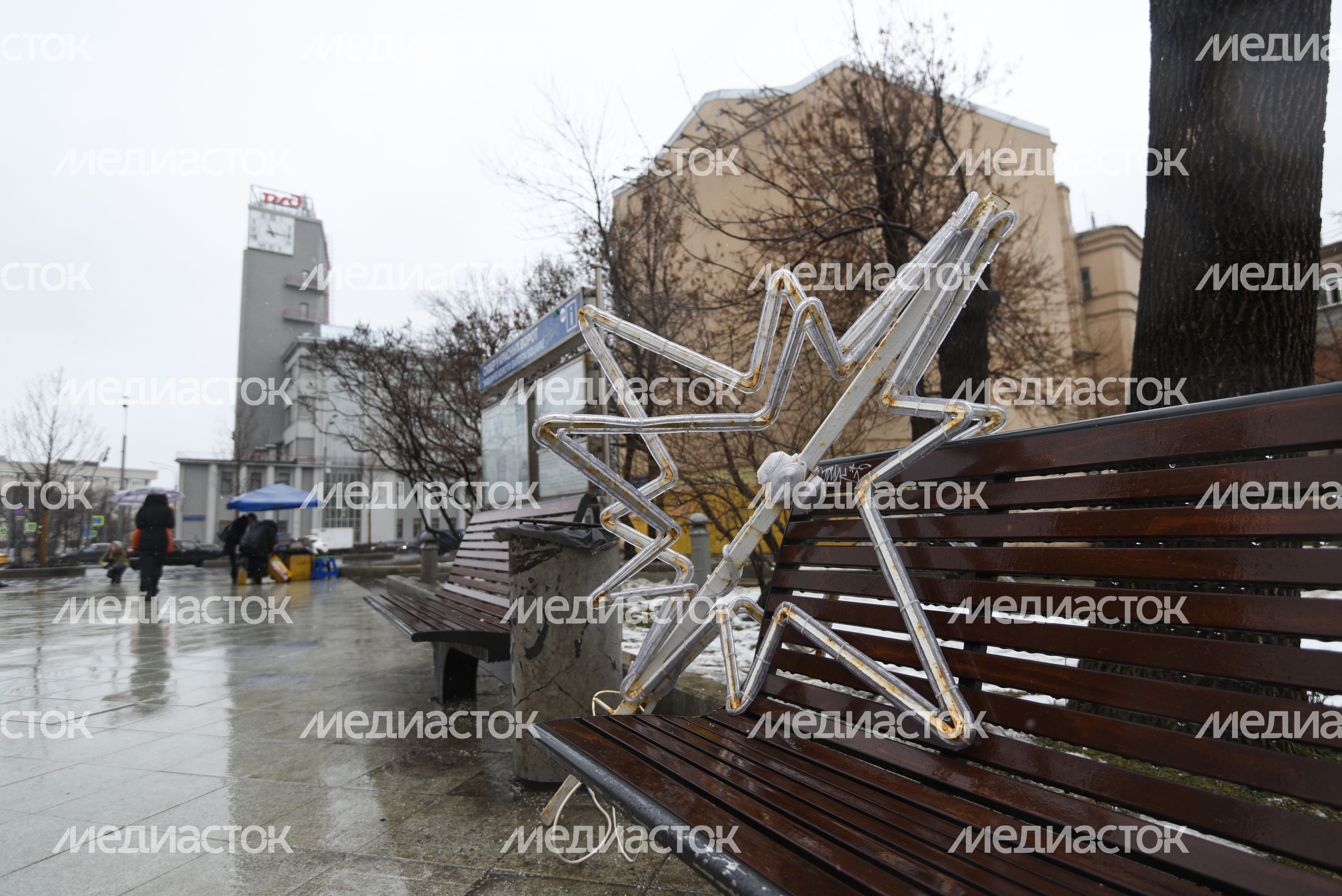 Демонтаж и складирование новогодних елок в Москве