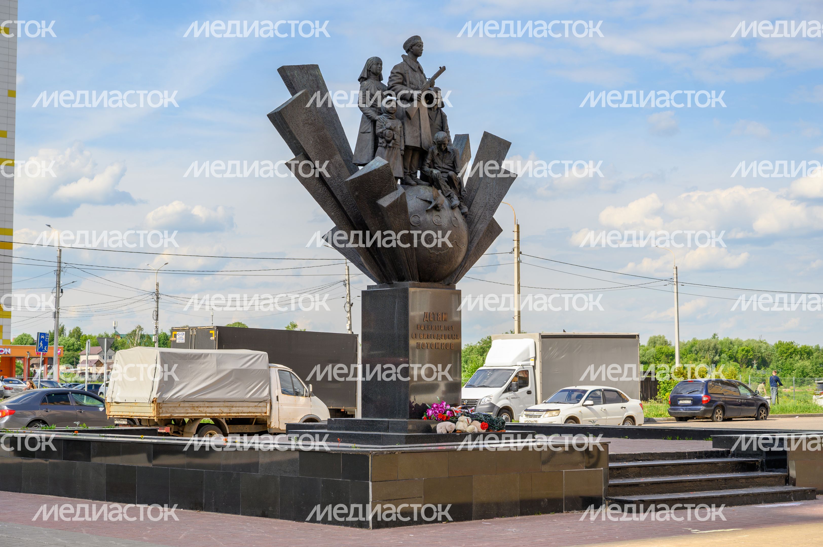 Памятник детям военных лет в поселке Свердловский округа Лосино-Петровский Памятник детям военных лет в поселке Свердловский округа Лосино-Петровский