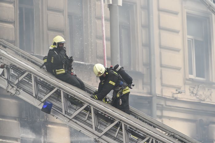 Пожар в реставрируемом здании на Тверской улице в Москве