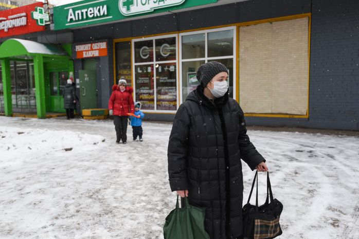 Люди в масках в период эпидемии коронавируса