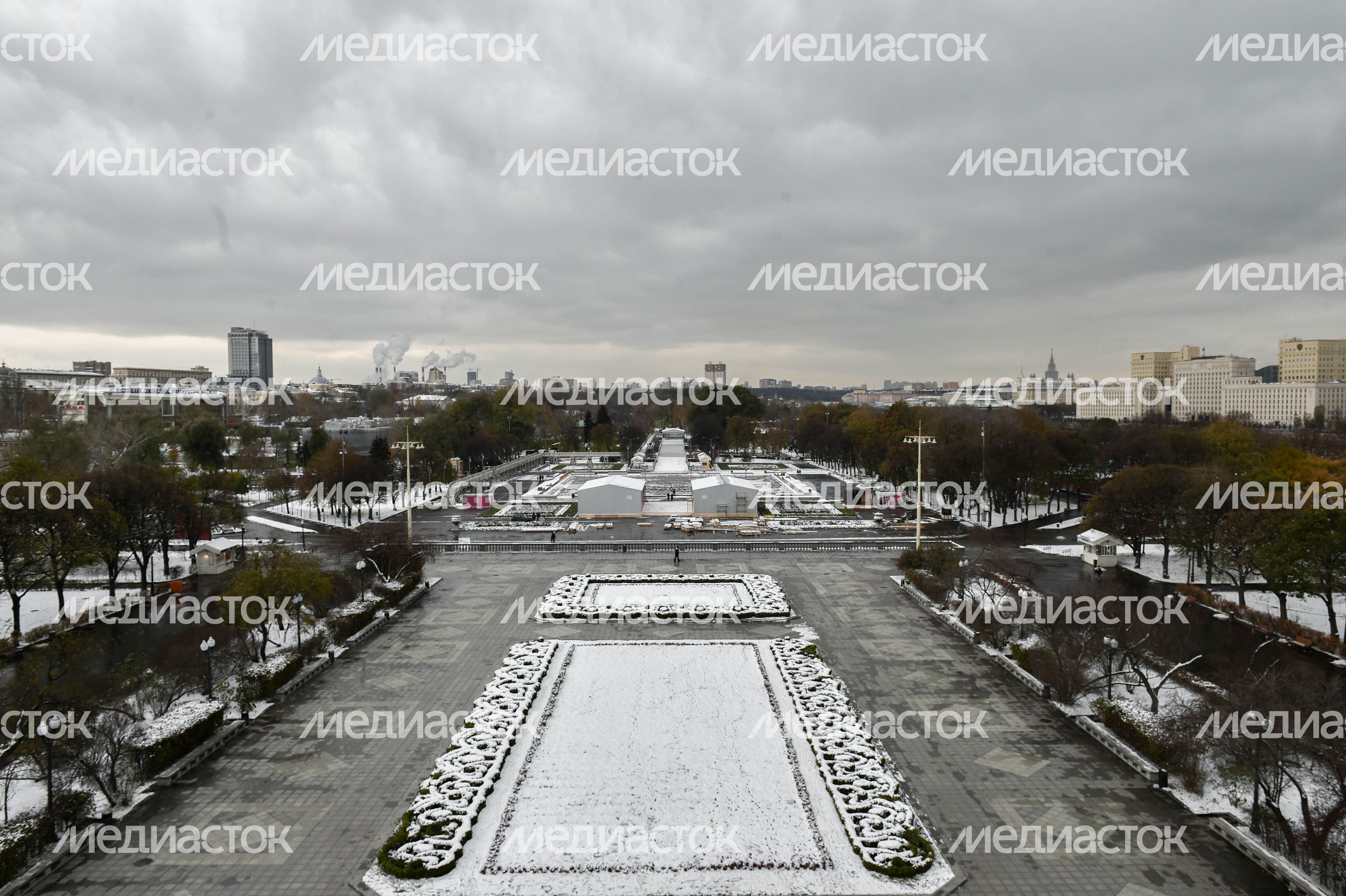 Подготовка катка в парке Горького