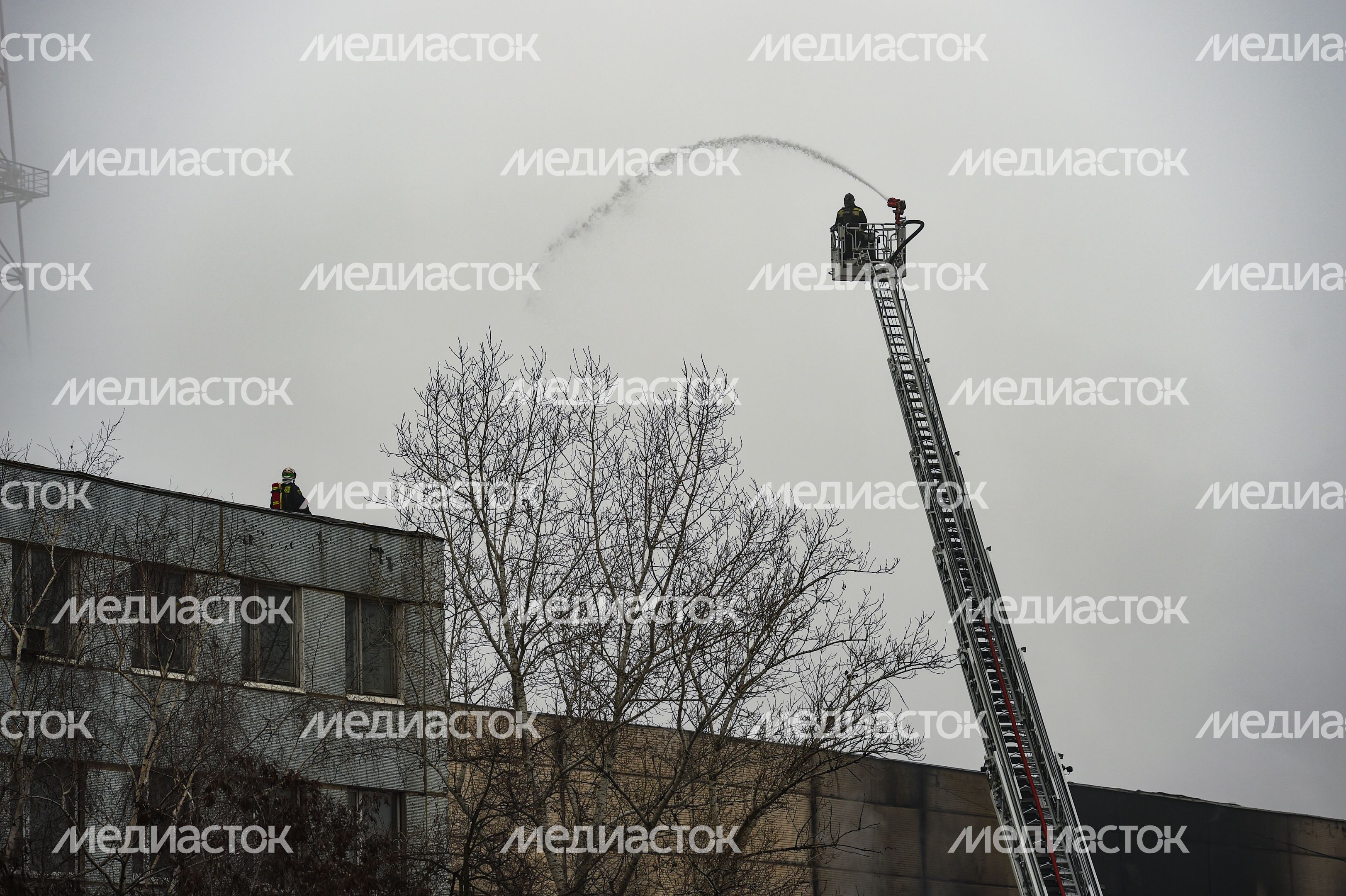 Пожар в складском помещении на улице Маршала Прошлякова в Москве