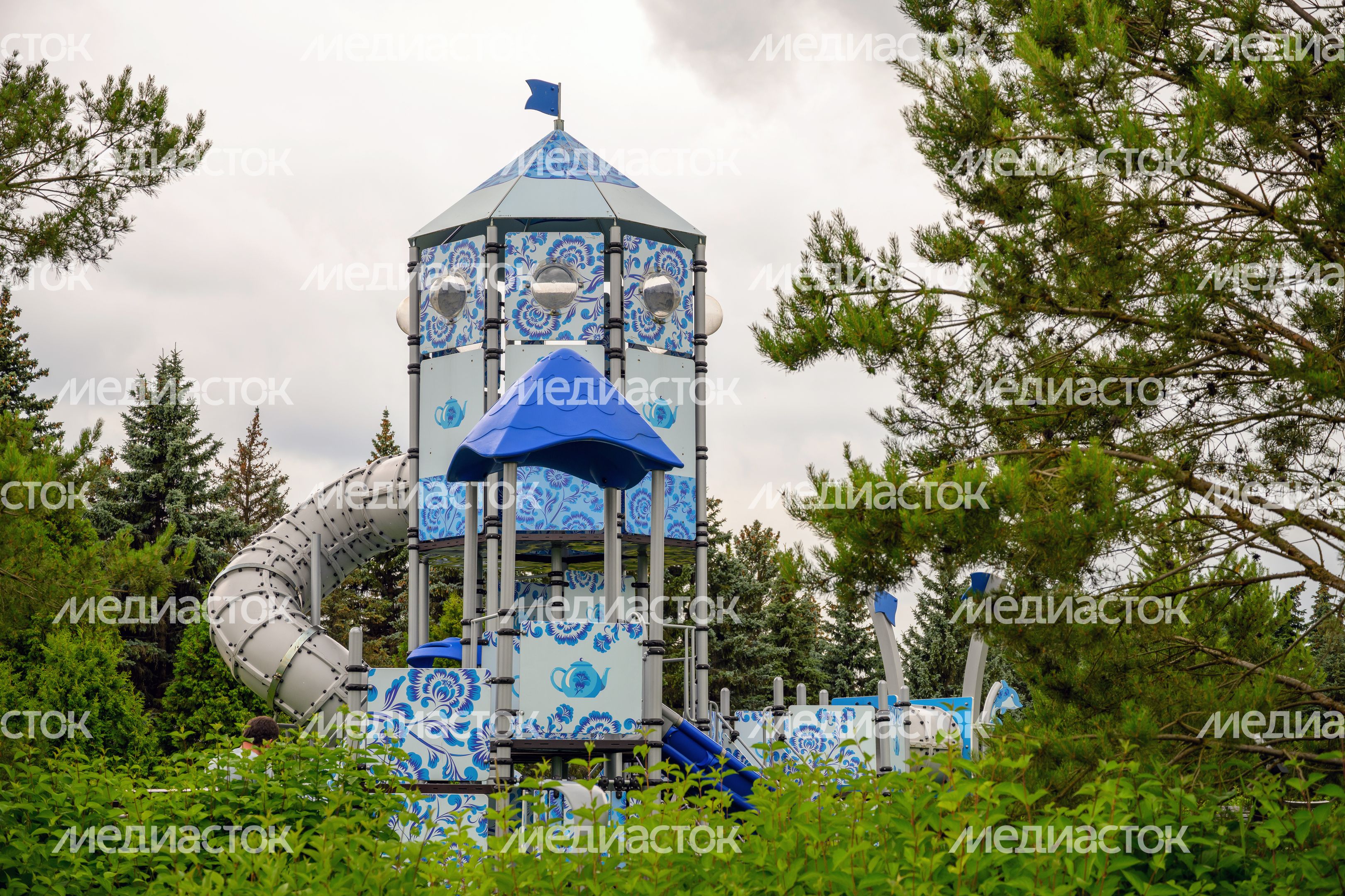 Детская площадка в стиле гжель в Гжельском парке культуры и отдыха (парк «Гжель») Раменского округа
