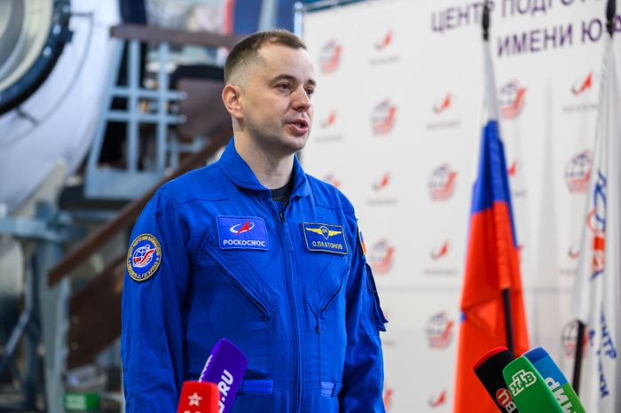 Тренировка космонавта Олега Платонова в Звездном городке к полету на МКС на борту Crew Dragon